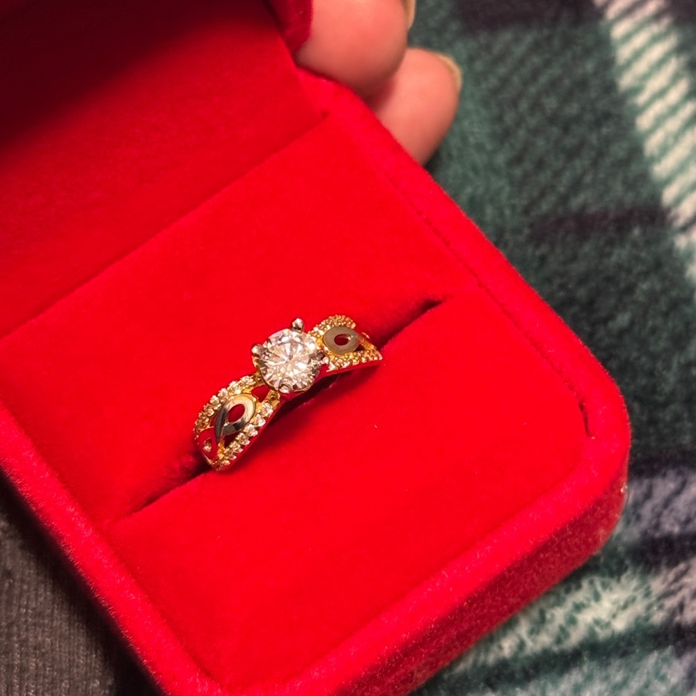 Elegant 10k Gold Women's Ring